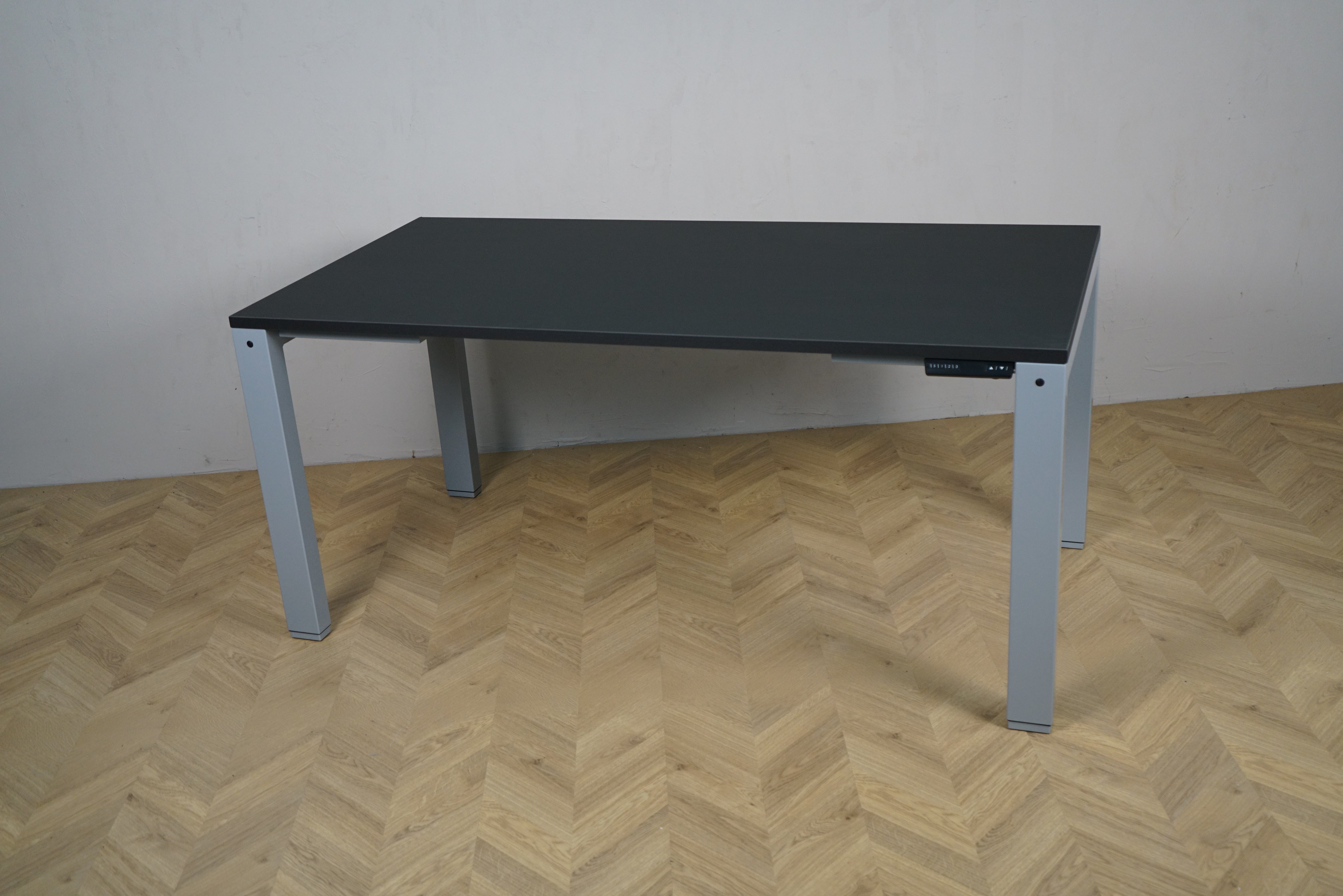 Arnehus hæve-sænkebord i sort set fra skrå vinkel, helt nyt 160x80 cm skrivebord med justerbart stel.